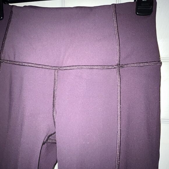 Lululemon On Your Mark Crop Black Cherry Sz 4 - Picture 2 of 8